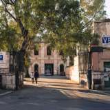 Entrando da via Ravanas si apre a noi un largo asfaltato: � il parcheggio del mercato